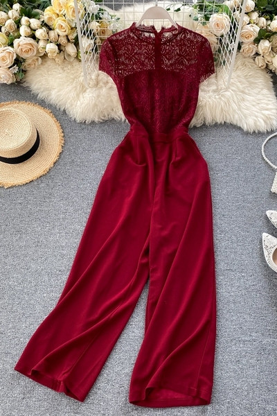 Дълъг дамски гащеризон с дантела и О-образно деколте