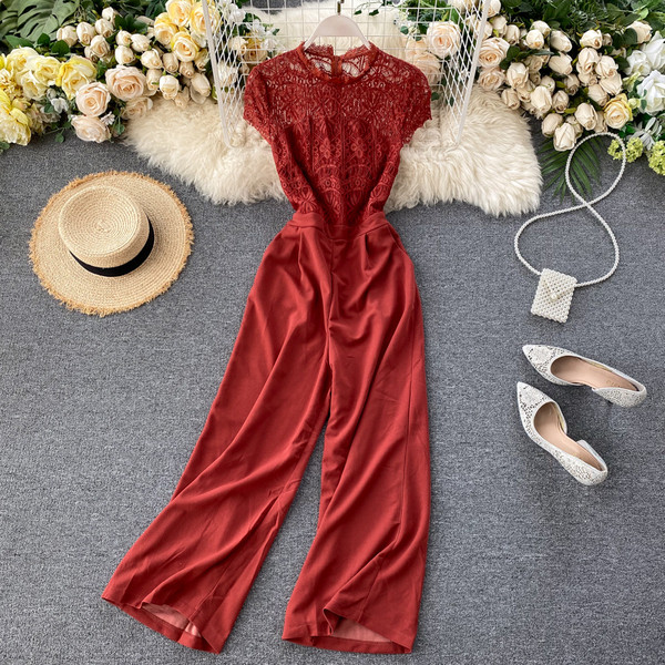 Дълъг дамски гащеризон с дантела и О-образно деколте