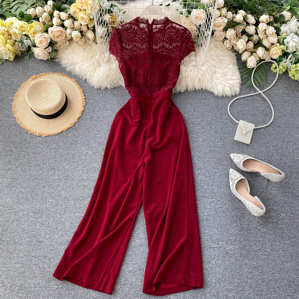 Дълъг дамски гащеризон с дантела и О-образно деколте