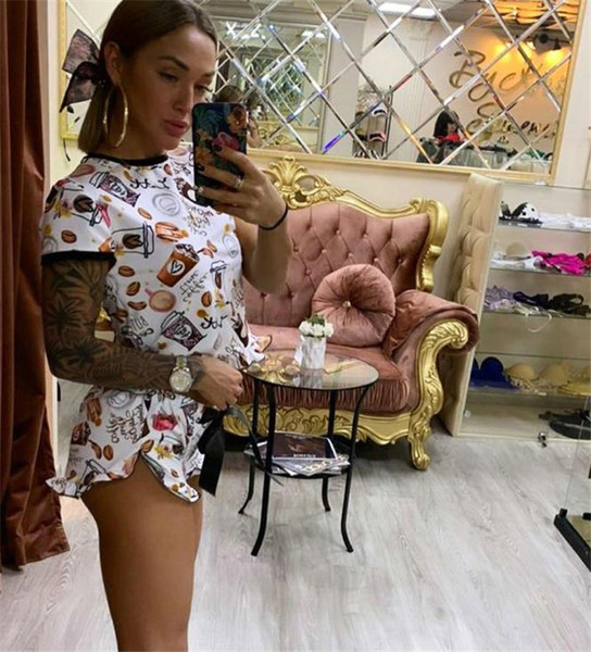 Модерен дамски комплект от две части включващ тениска и къси панталони 