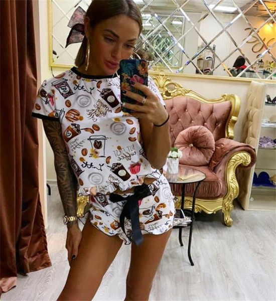 Модерен дамски комплект от две части включващ тениска и къси панталони 