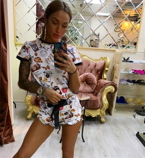 Модерен дамски комплект от две части включващ тениска и къси панталони 