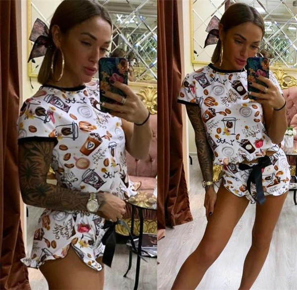 Модерен дамски комплект от две части включващ тениска и къси панталони 