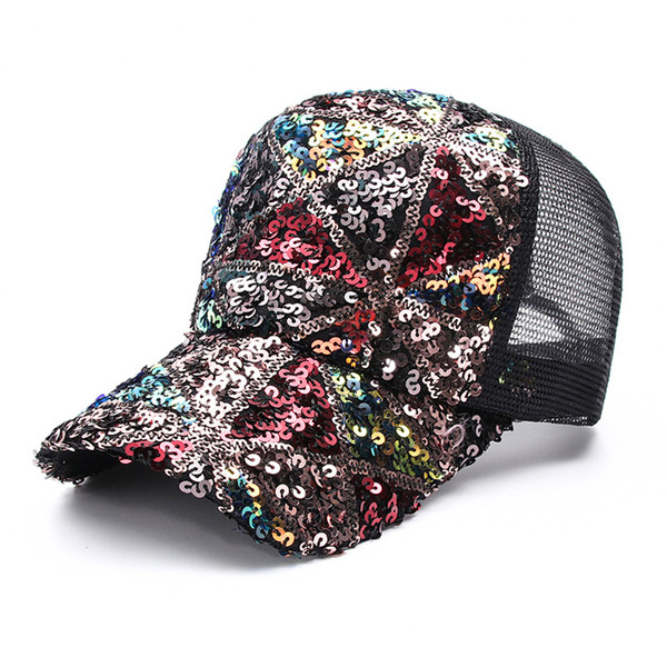 Модерна  дамска шапка с козирка и пайети 