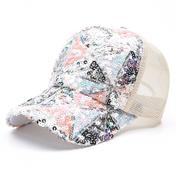 Модерна  дамска шапка с козирка и пайети 