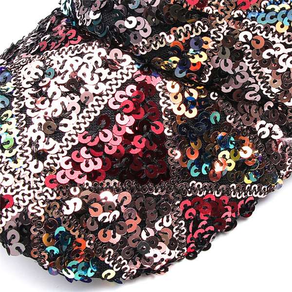 Модерна  дамска шапка с козирка и пайети 