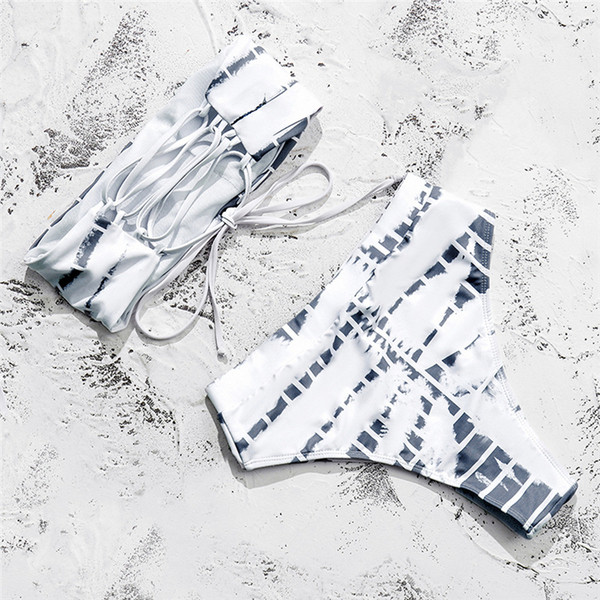 Модерен дамски бански от две части