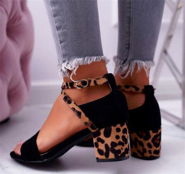 Стилни дамски сандали с дебел ток и животински десен 