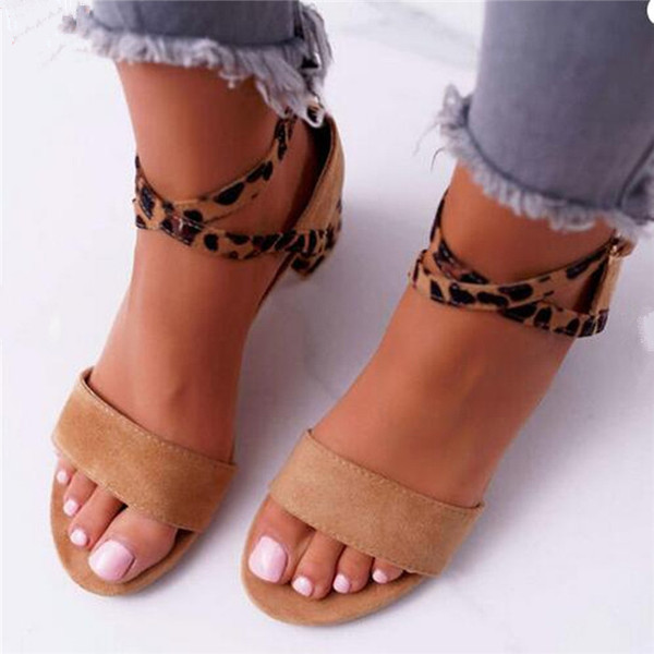 Стилни дамски сандали с дебел ток и животински десен 