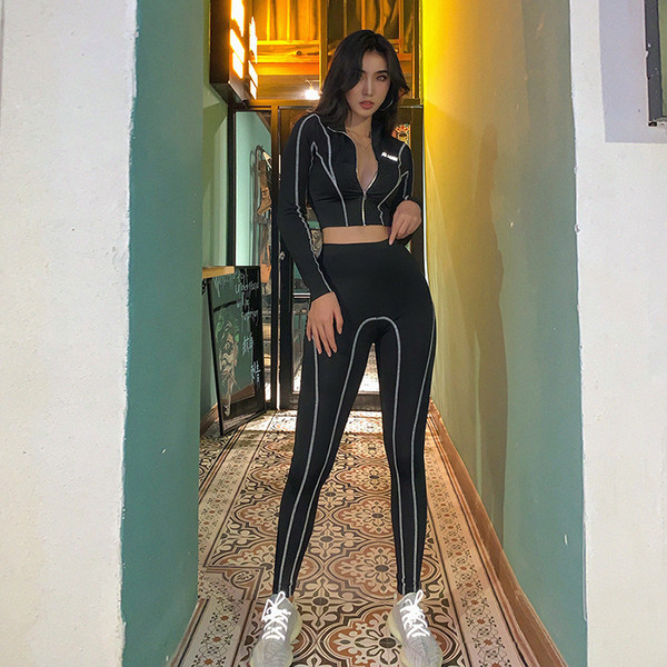 Дамски спортен комплект от клин и къса блуза подходящ за фитнес