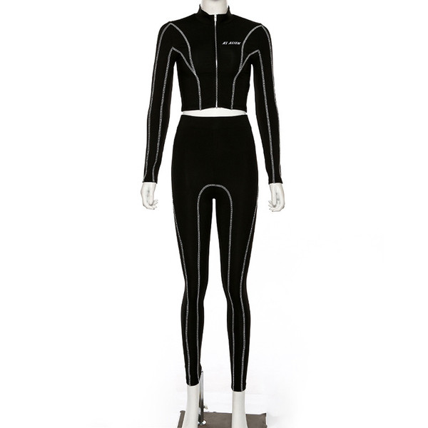 Дамски спортен комплект от клин и къса блуза подходящ за фитнес