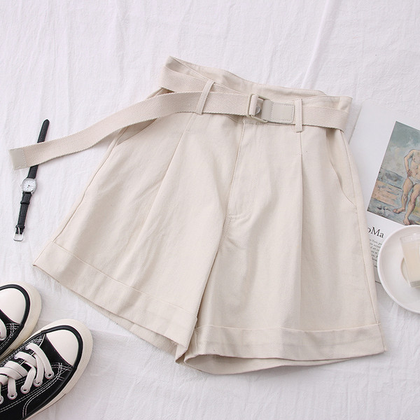 Модерни къси дамски панталони с колан и джобове