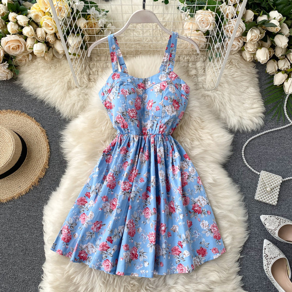 Модерна дамска рокля с флорален десен и  тънки презрамки 