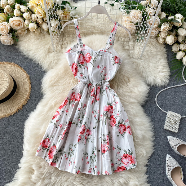 Модерна дамска рокля с флорален десен и  тънки презрамки 