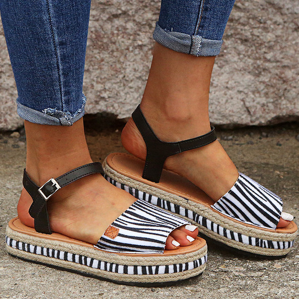 Нов модел дамски сандали на равна платформа от еко кожа