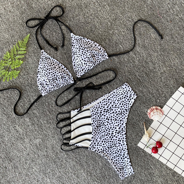 Модерен дамски бански от две части - триъгълни чашки и долнище с висока талия 