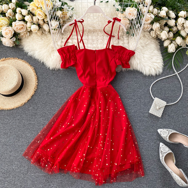 Модерна дамска рокля с тюл и презрамки