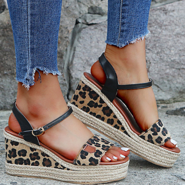 Нов модел дамски сандали с плаформа и еко велур с животински принт - големи размери 