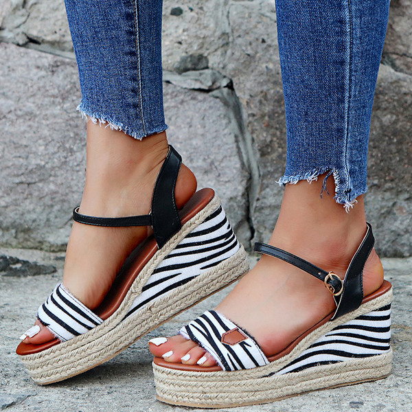 Нов модел дамски сандали с плаформа и еко велур с животински принт - големи размери 