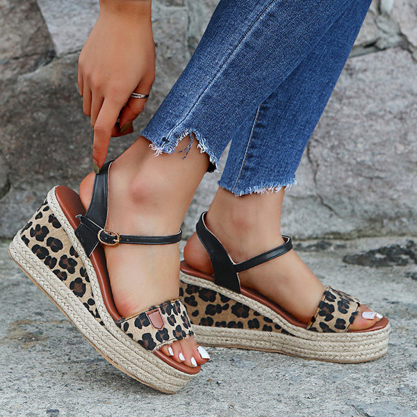 Нов модел дамски сандали с плаформа и еко велур с животински принт - големи размери 