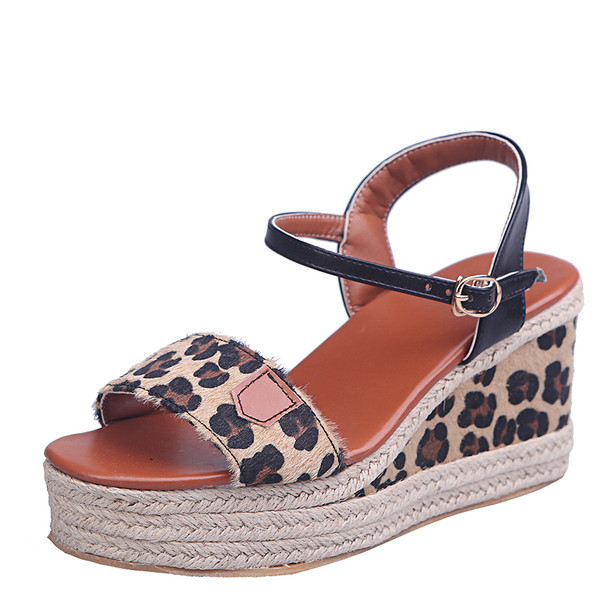 Нов модел дамски сандали с плаформа и еко велур с животински принт - големи размери 