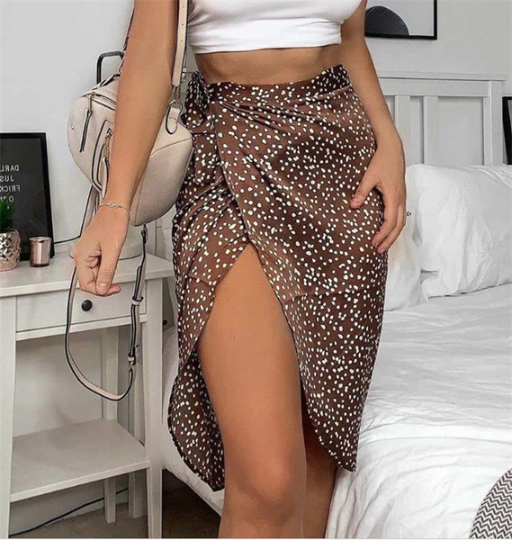 Модерна дамска  къса пола с висока талия и цепка 