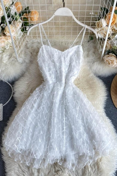 Стилна дамска рокля в бял цвят и кръстосани презрамки