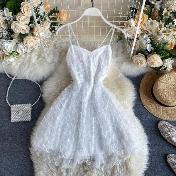 Стилна дамска рокля в бял цвят и кръстосани презрамки