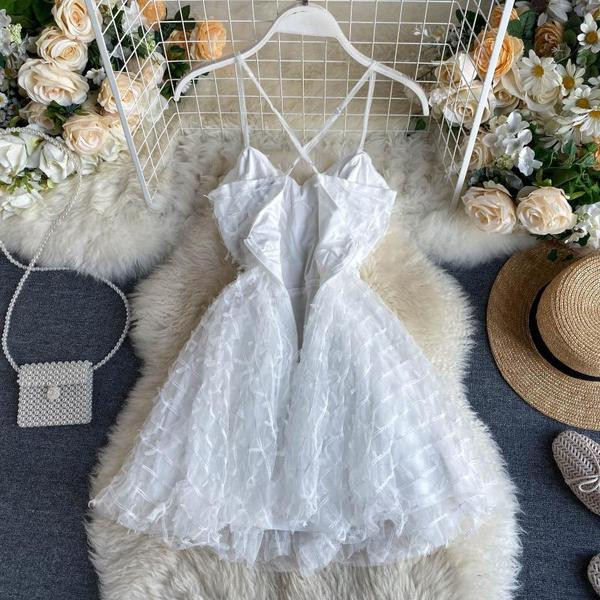 Стилна дамска рокля в бял цвят и кръстосани презрамки