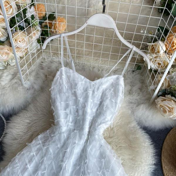 Стилна дамска рокля в бял цвят и кръстосани презрамки