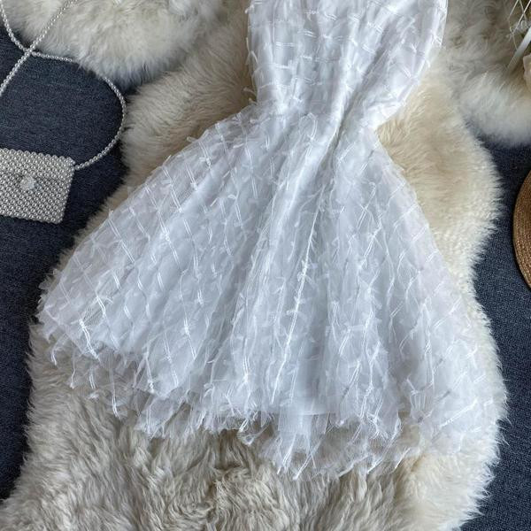 Стилна дамска рокля в бял цвят и кръстосани презрамки