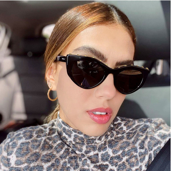 Модерни слънчеви очила с метална декорация