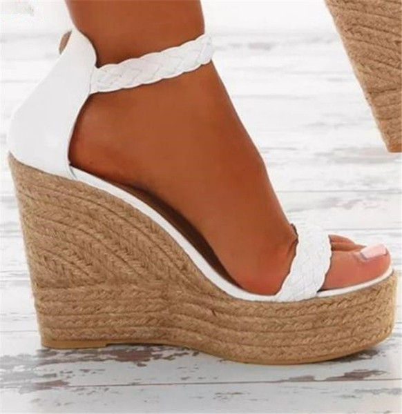 Нов модел дамски сандали на платформа в бял цвят