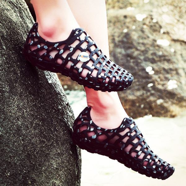 Keturių spalvų patogios vyriškos guminės basutės minkštais padais tinkančios paplūdimiui