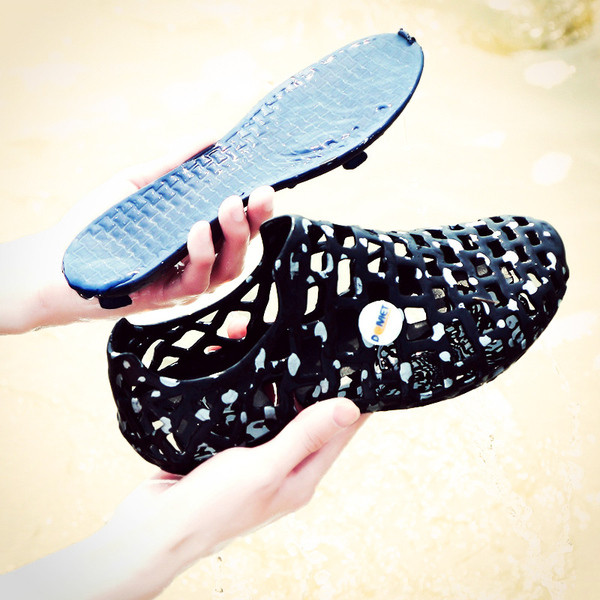 Keturių spalvų patogios vyriškos guminės basutės minkštais padais tinkančios paplūdimiui