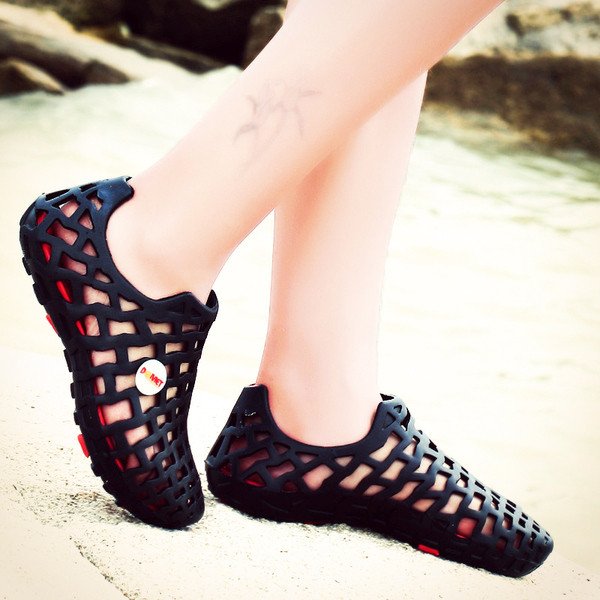 Keturių spalvų patogios vyriškos guminės basutės minkštais padais tinkančios paplūdimiui