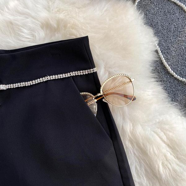 Дамски къси панталони с камъни и висока талия в черен цвят