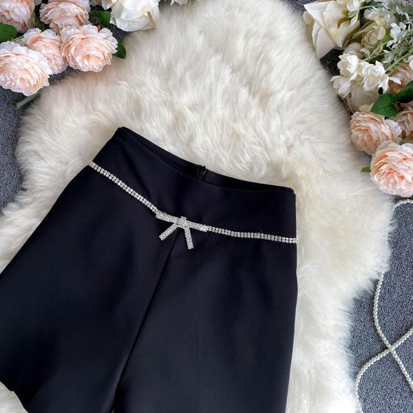 Дамски къси панталони с камъни и висока талия в черен цвят