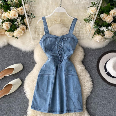 Rochie de damă modernă scurtă din denim, cu bretele subțiri și cravate