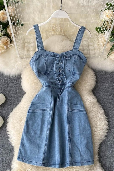 Модерна дамска къса дънкова рокля с тънки презрамки и връзки 