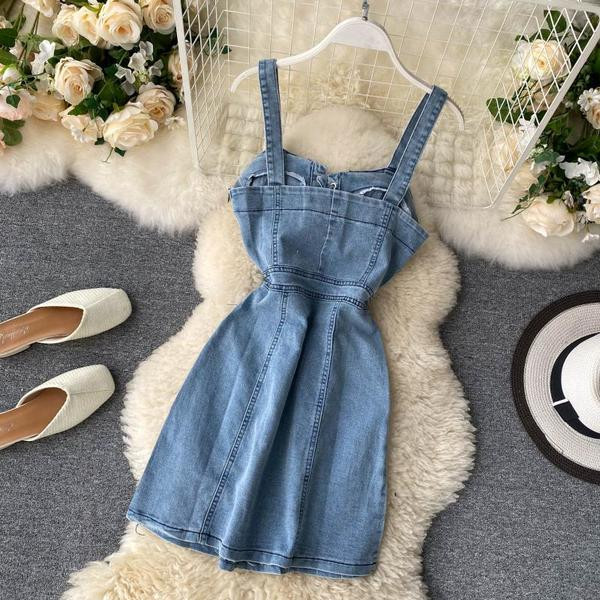 Модерна дамска къса дънкова рокля с тънки презрамки и връзки 