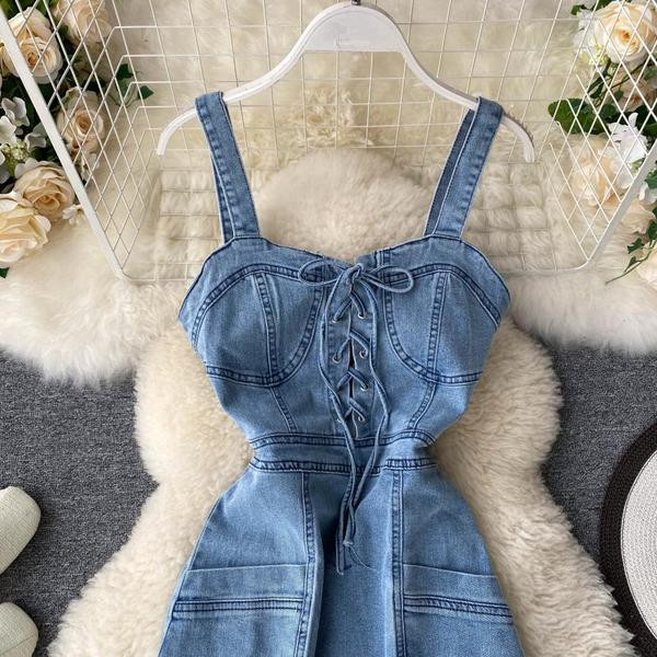 Модерна дамска къса дънкова рокля с тънки презрамки и връзки 