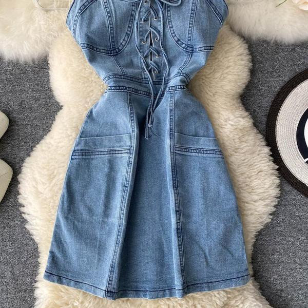 Модерна дамска къса дънкова рокля с тънки презрамки и връзки 