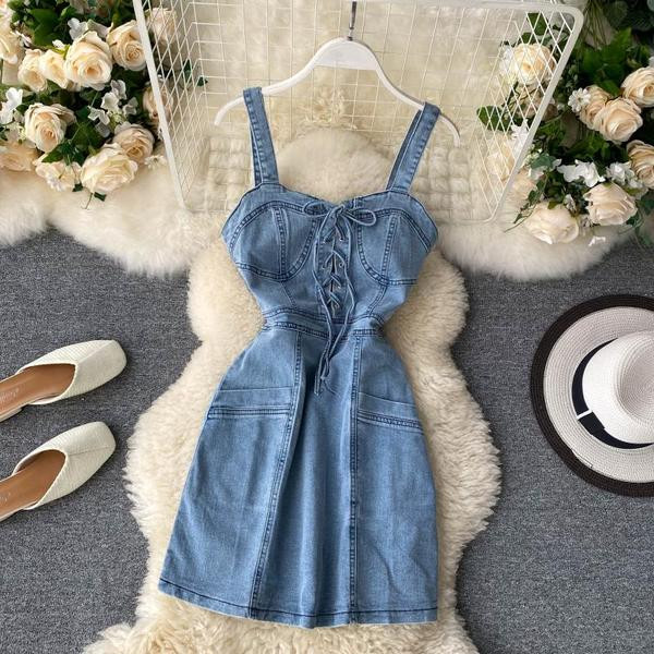 Модерна дамска къса дънкова рокля с тънки презрамки и връзки 