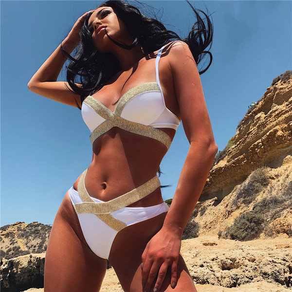 Модерен дамски бански от две части с лъскав ефект