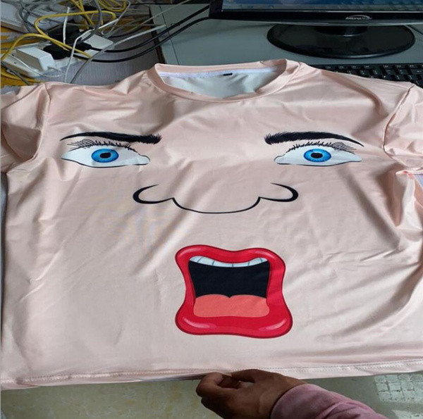 НОВ модел мъжка тениска с апликация и овално деколте 