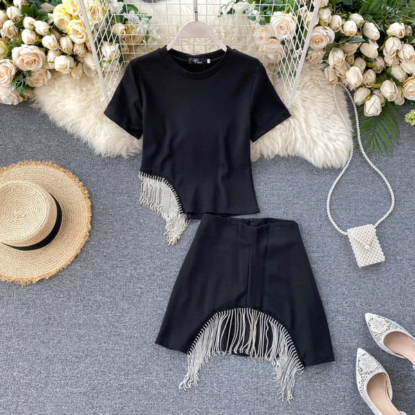 Модерен дамски комплект с камъни и овално деколте 