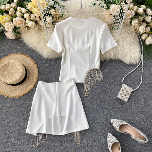 Модерен дамски комплект с камъни и овално деколте 