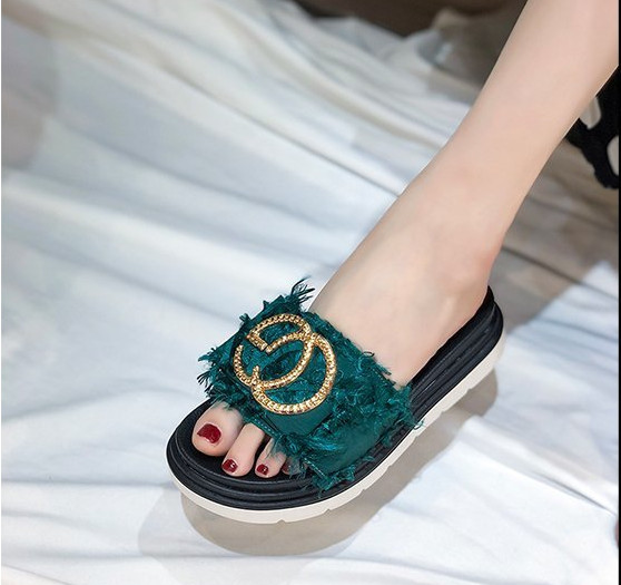 НОВ Модел дамски чехли с 4 см платформа и метална декорация