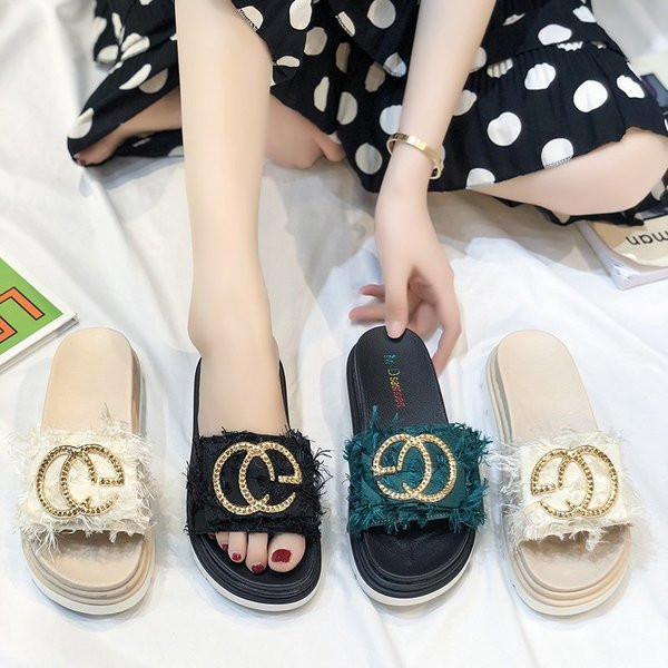 НОВ Модел дамски чехли с 4 см платформа и метална декорация